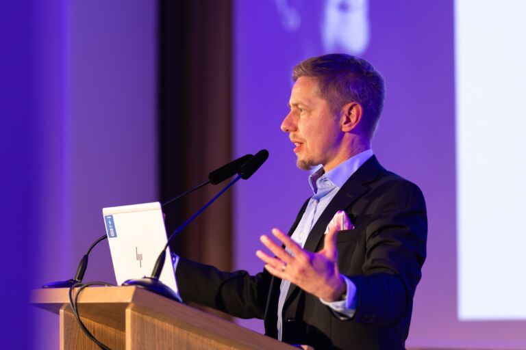 Miika Auvinen, Open Doors International, med predstavitvijo