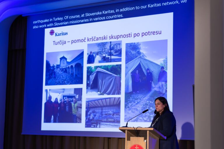 Jana Lampe, Slovenska karitas, predstavlja pomoč kristjanom v Turčiji