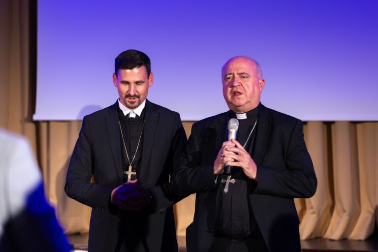 Evangeličanski škof Aleksander Erniša in pomožni škof dr. Franc Šuštar pred blagoslovom